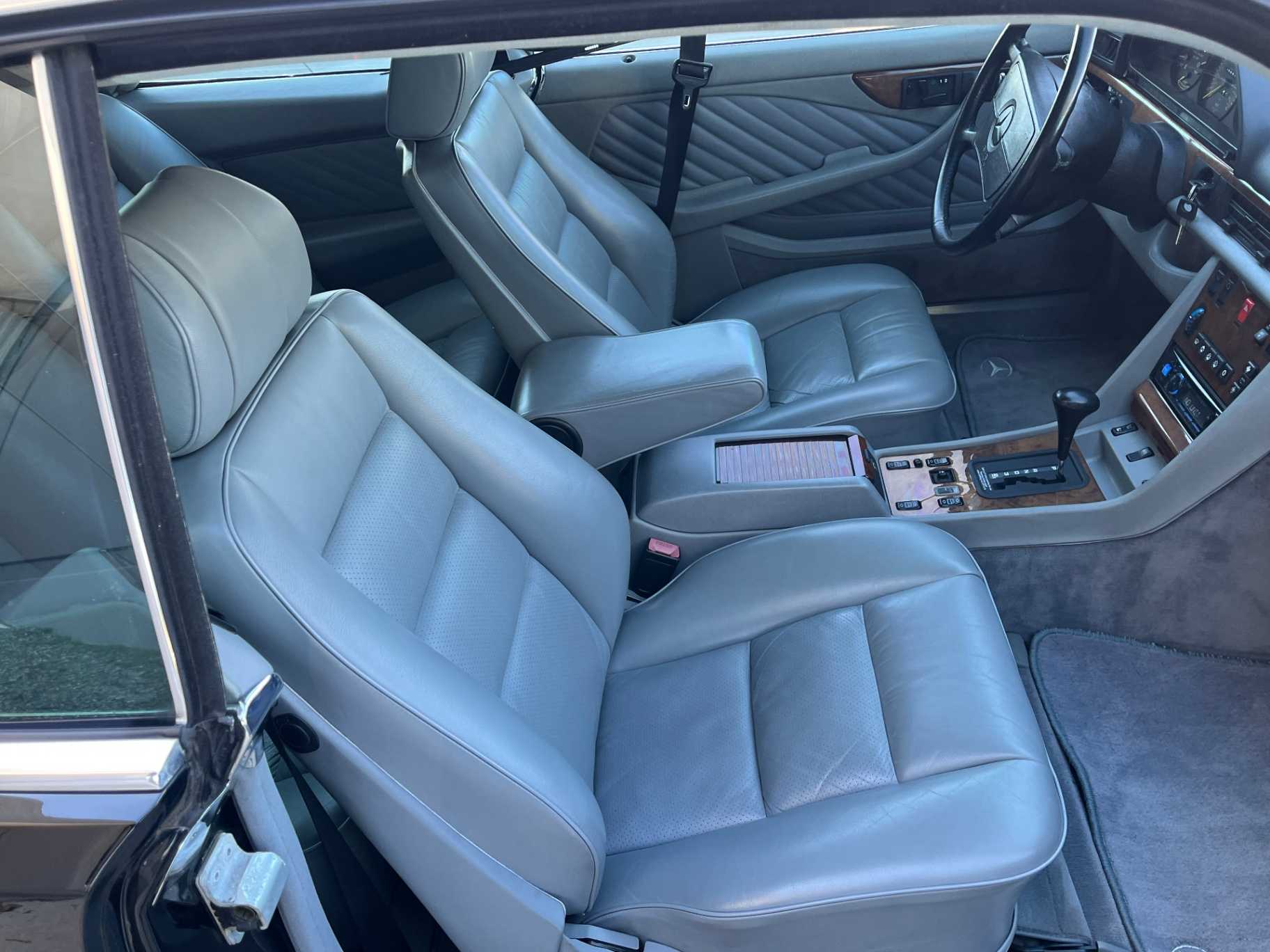 Mercedes-Benz 560-Class Image 30