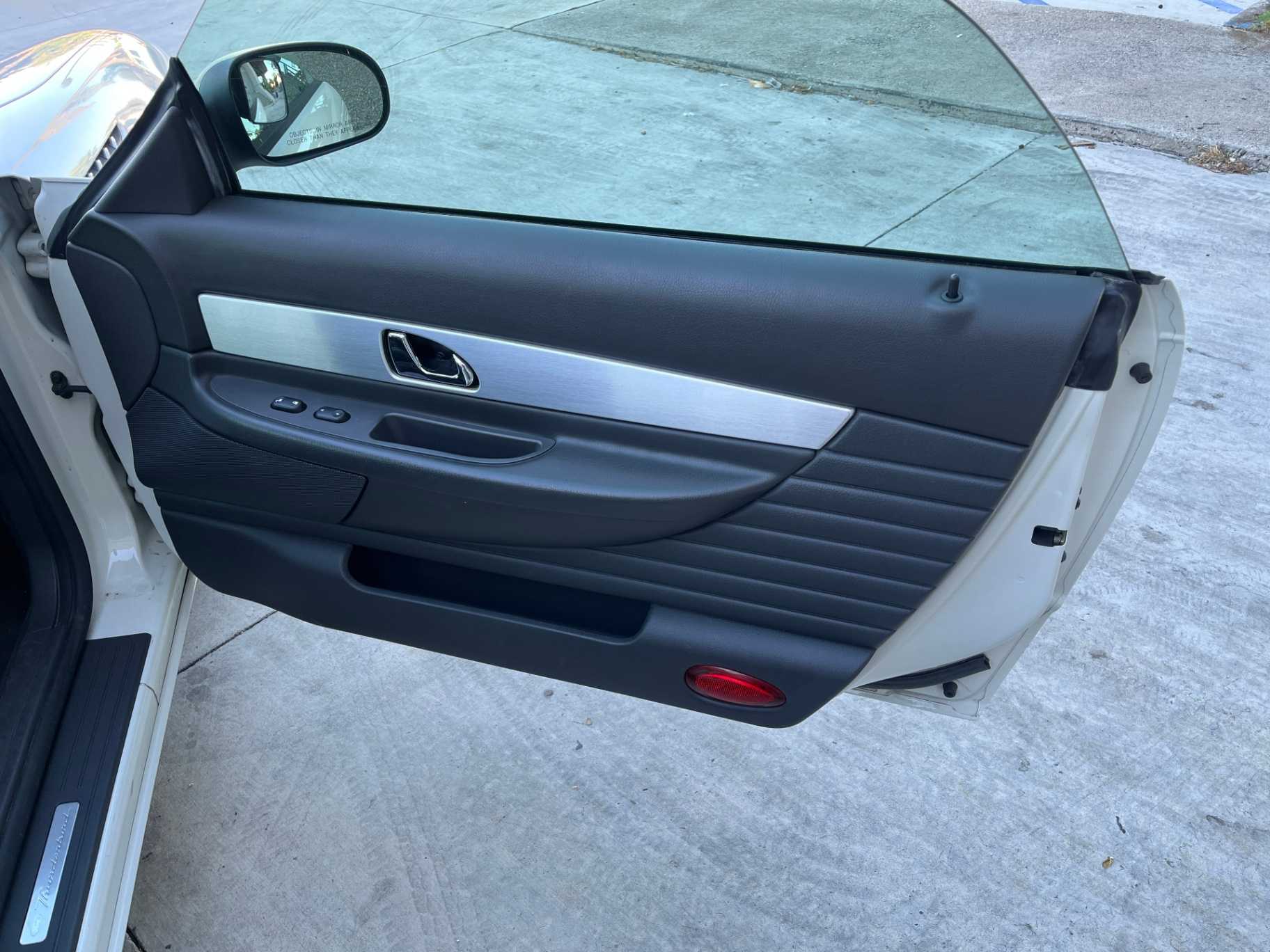 Ford Thunderbird Image 36