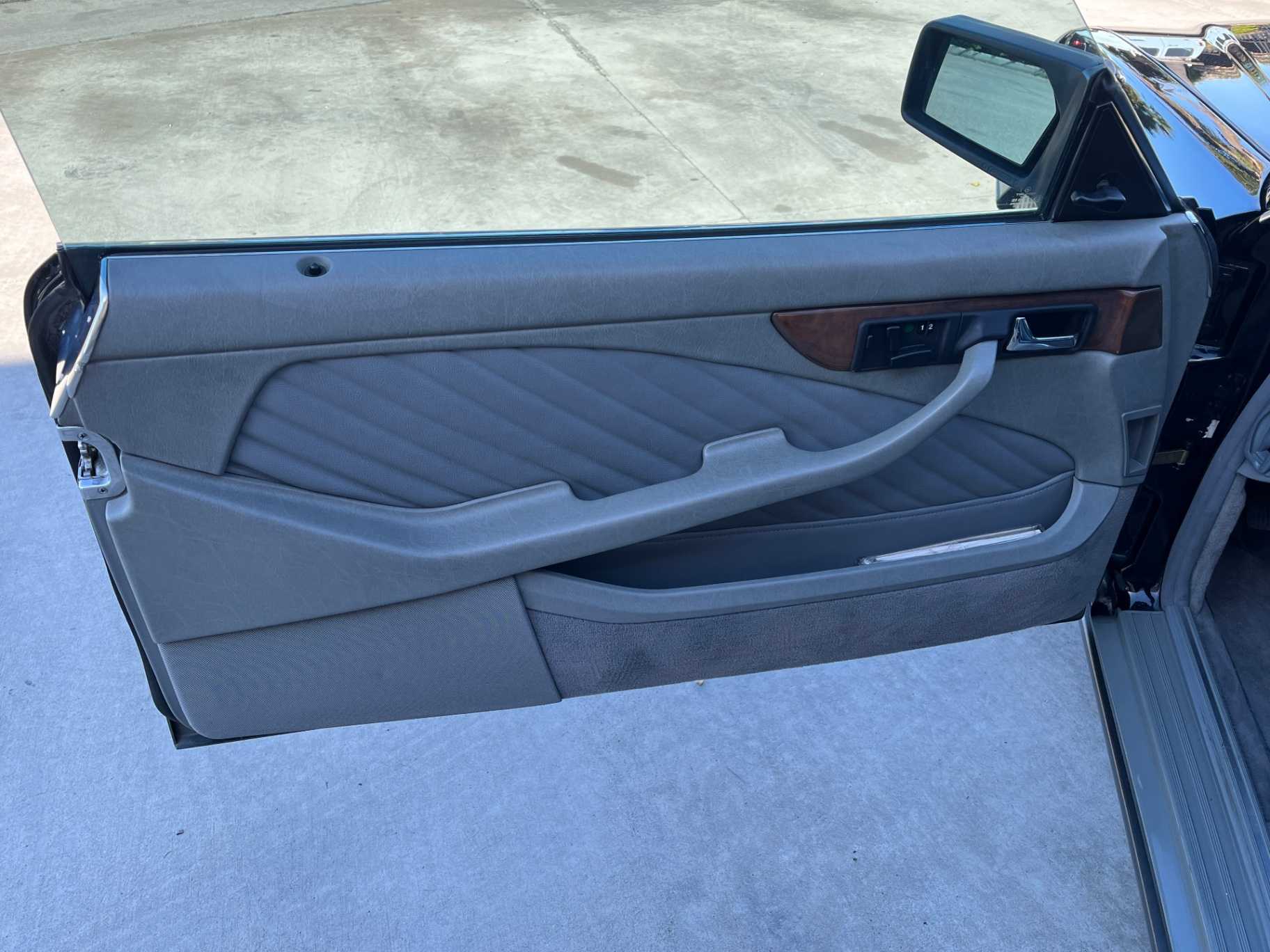 Mercedes-Benz 560-Class Image 22