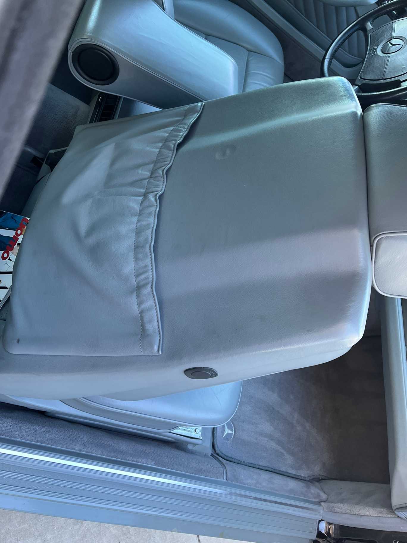 Mercedes-Benz 560-Class Image 46