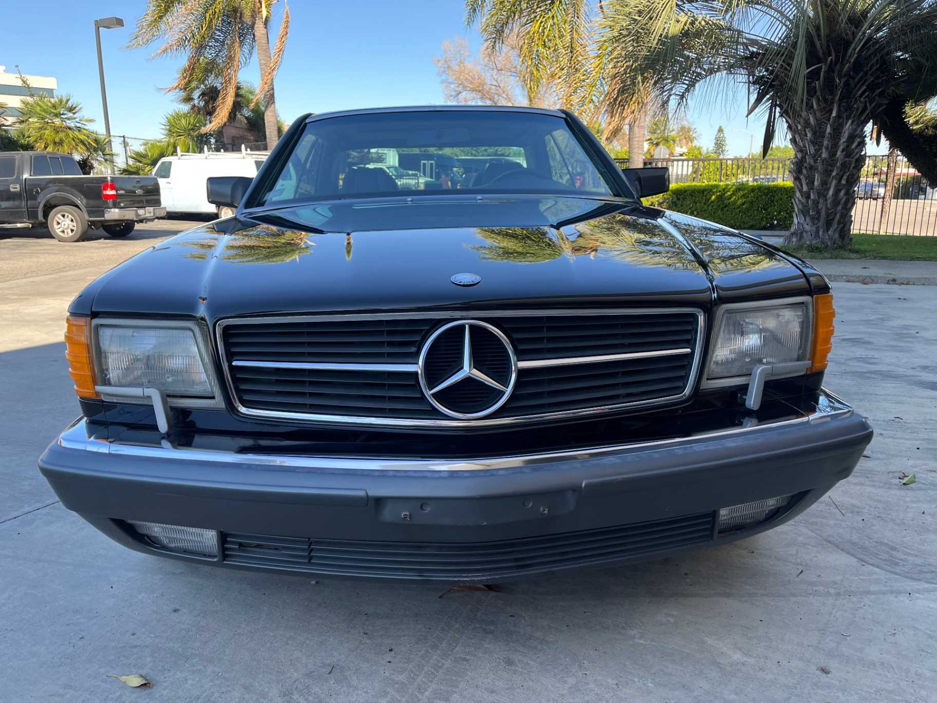 Mercedes-Benz 560-Class Image 8