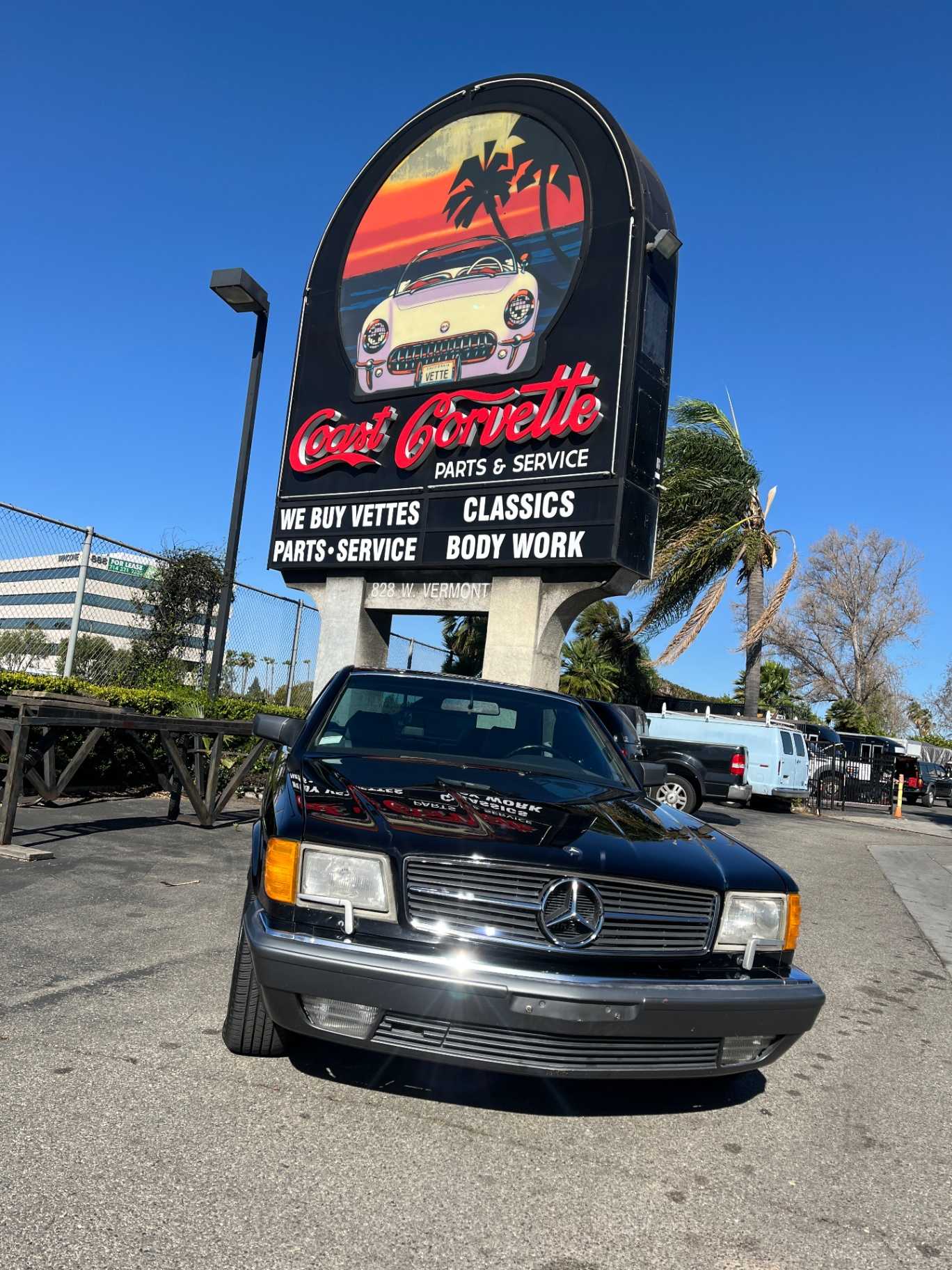 Mercedes-Benz 560-Class Image 48