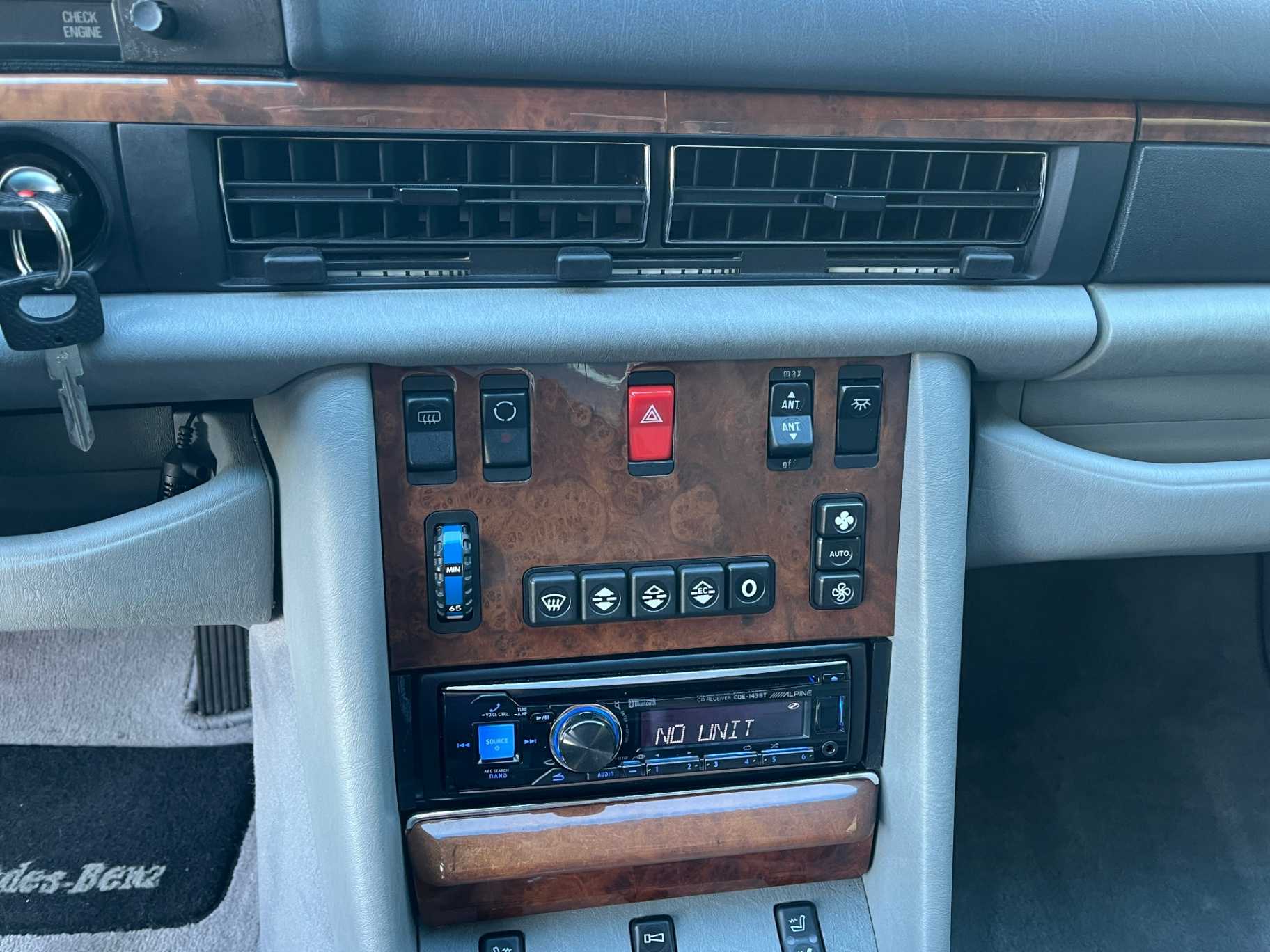 Mercedes-Benz 560-Class Image 36