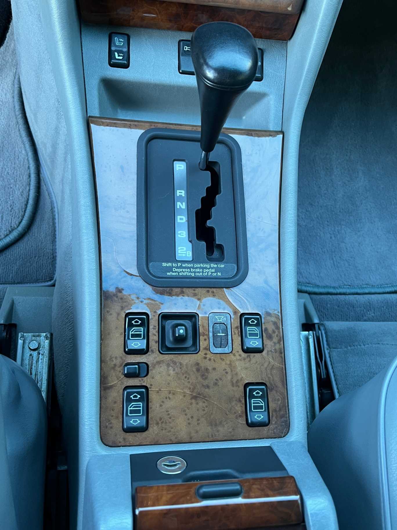 Mercedes-Benz 560-Class Image 37