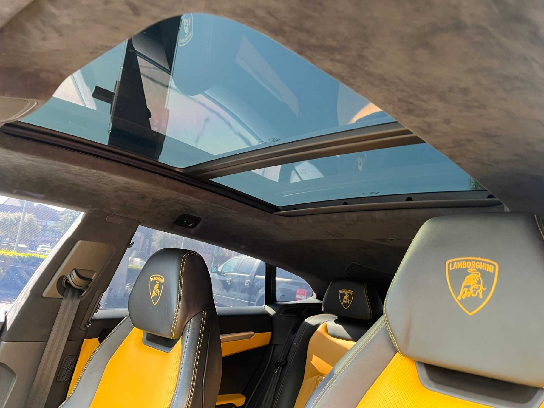 Lamborghini Urus Image 25