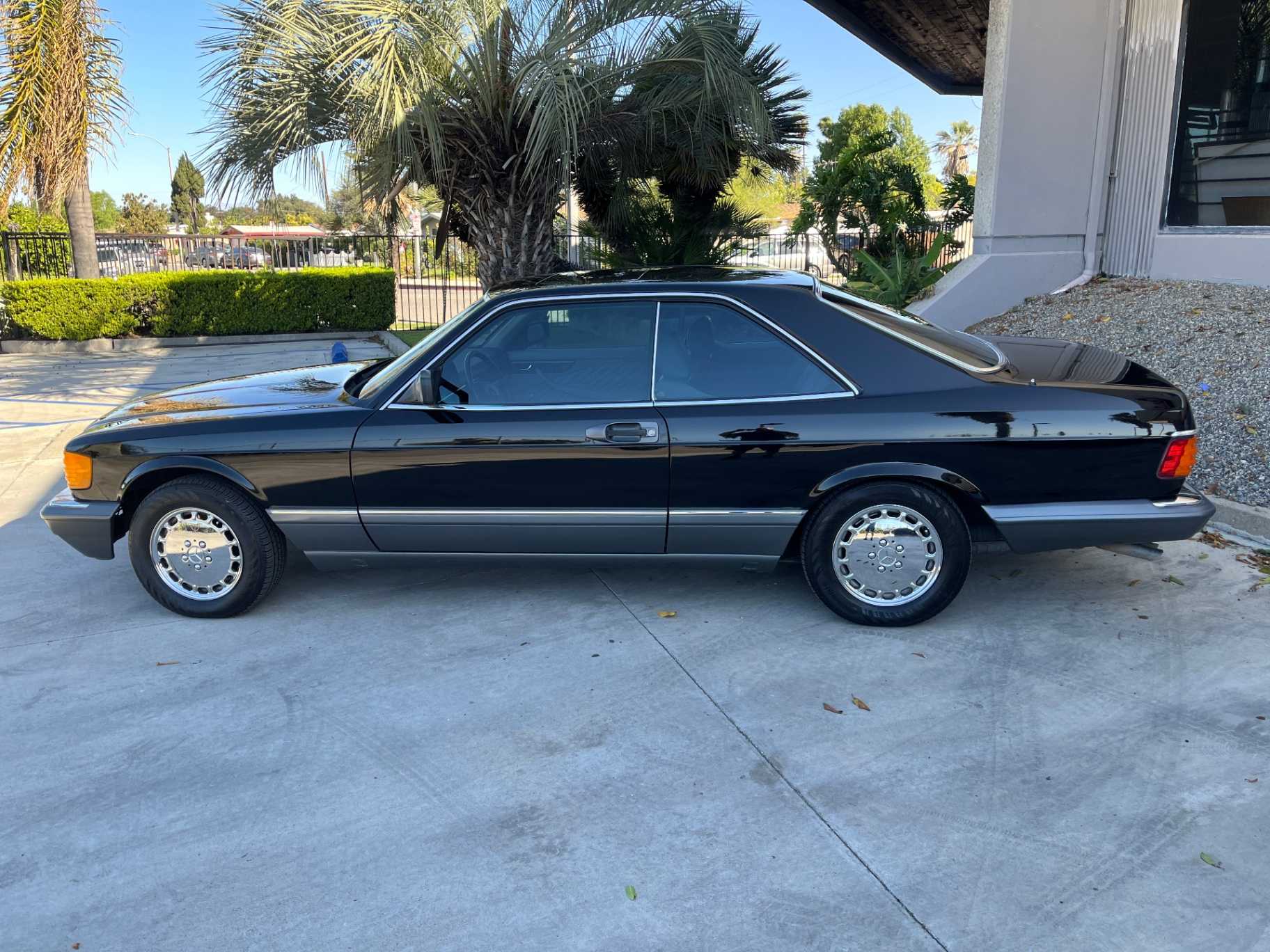 Mercedes-Benz 560-Class Image 17