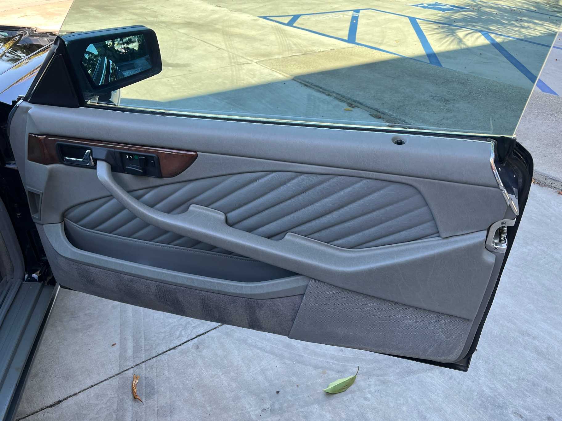 Mercedes-Benz 560-Class Image 31