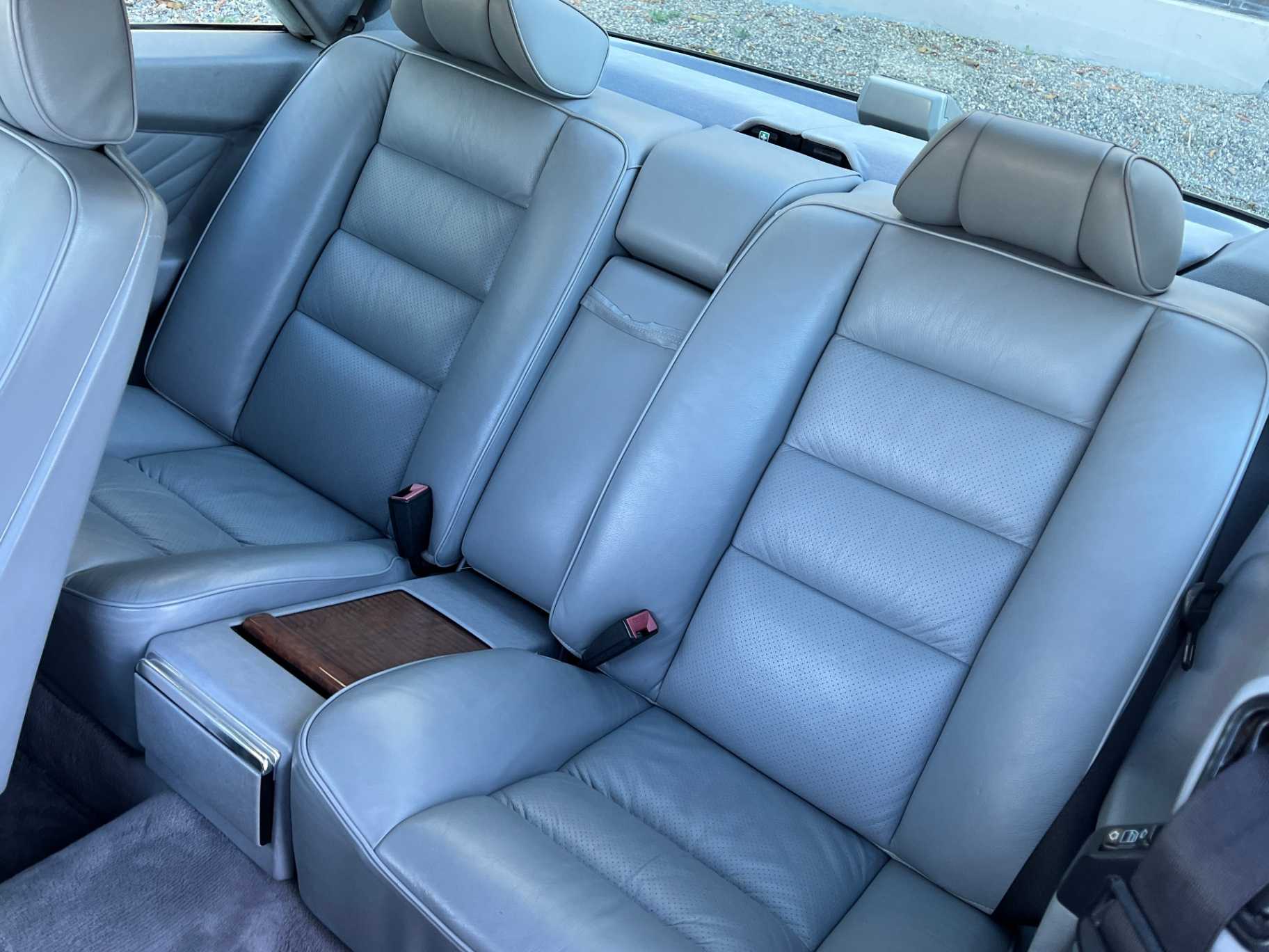 Mercedes-Benz 560-Class Image 24