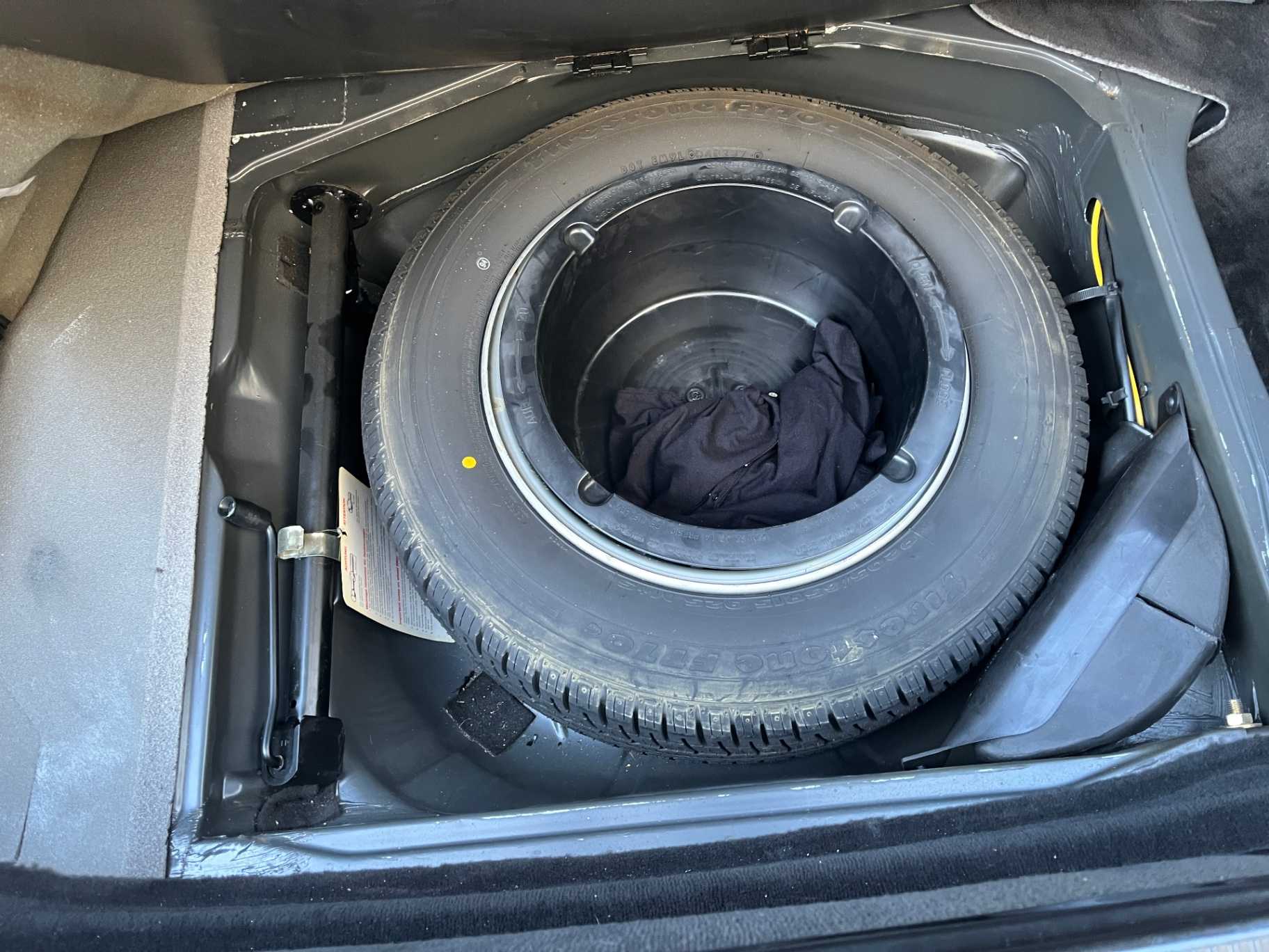 Mercedes-Benz 560-Class Image 28