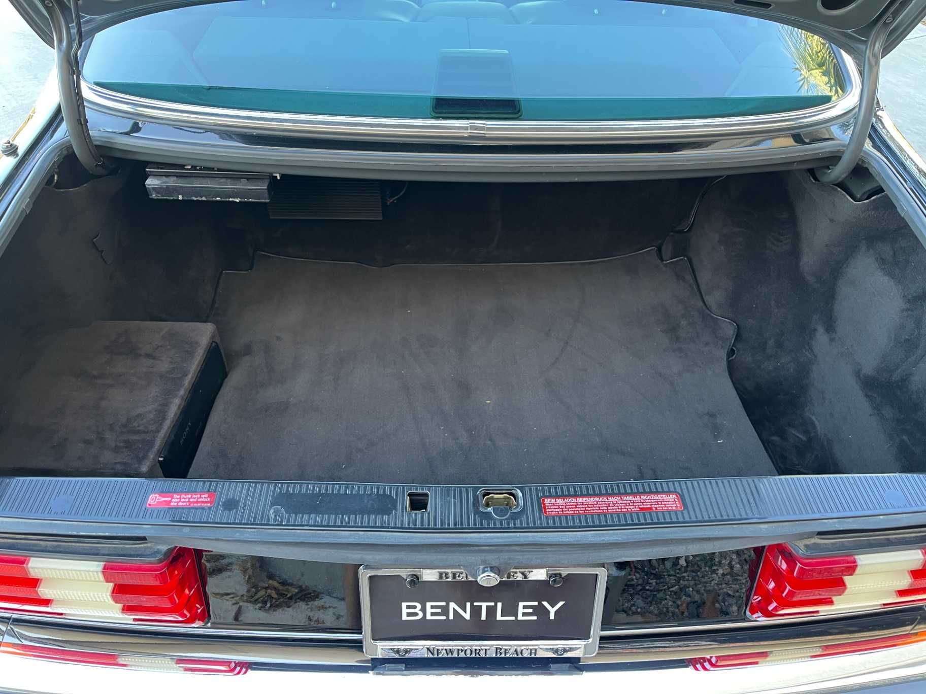 Mercedes-Benz 560-Class Image 19