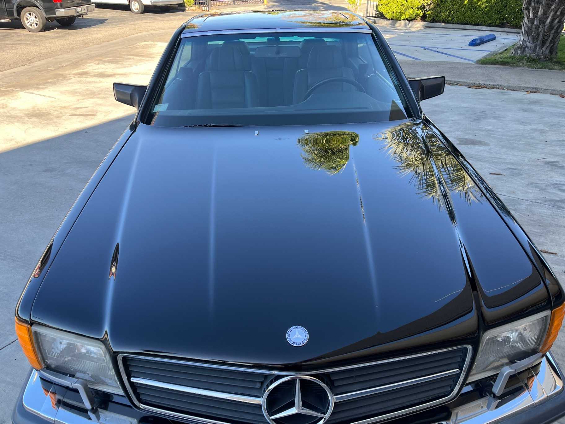 Mercedes-Benz 560-Class Image 12