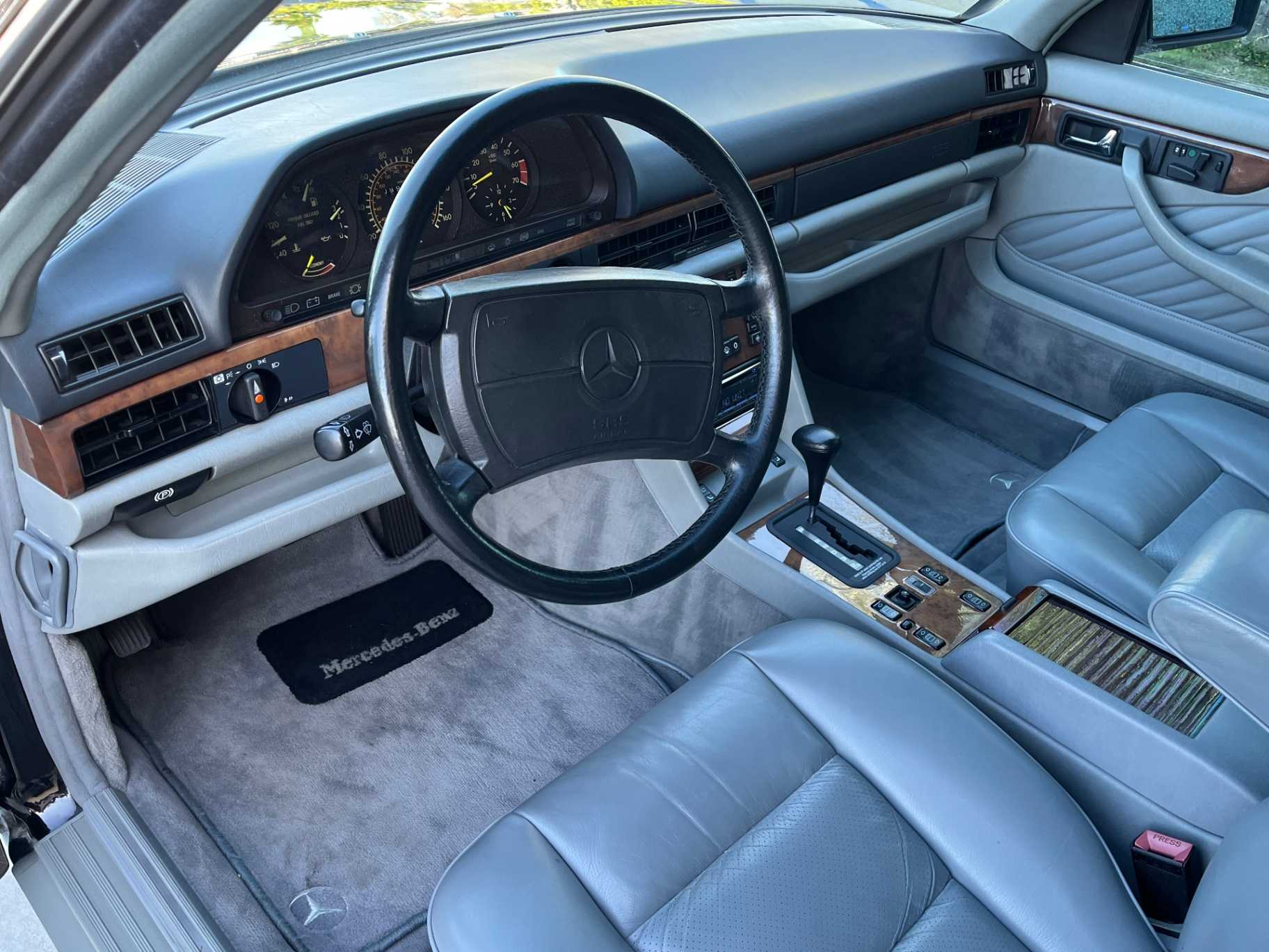 Mercedes-Benz 560-Class Image 25