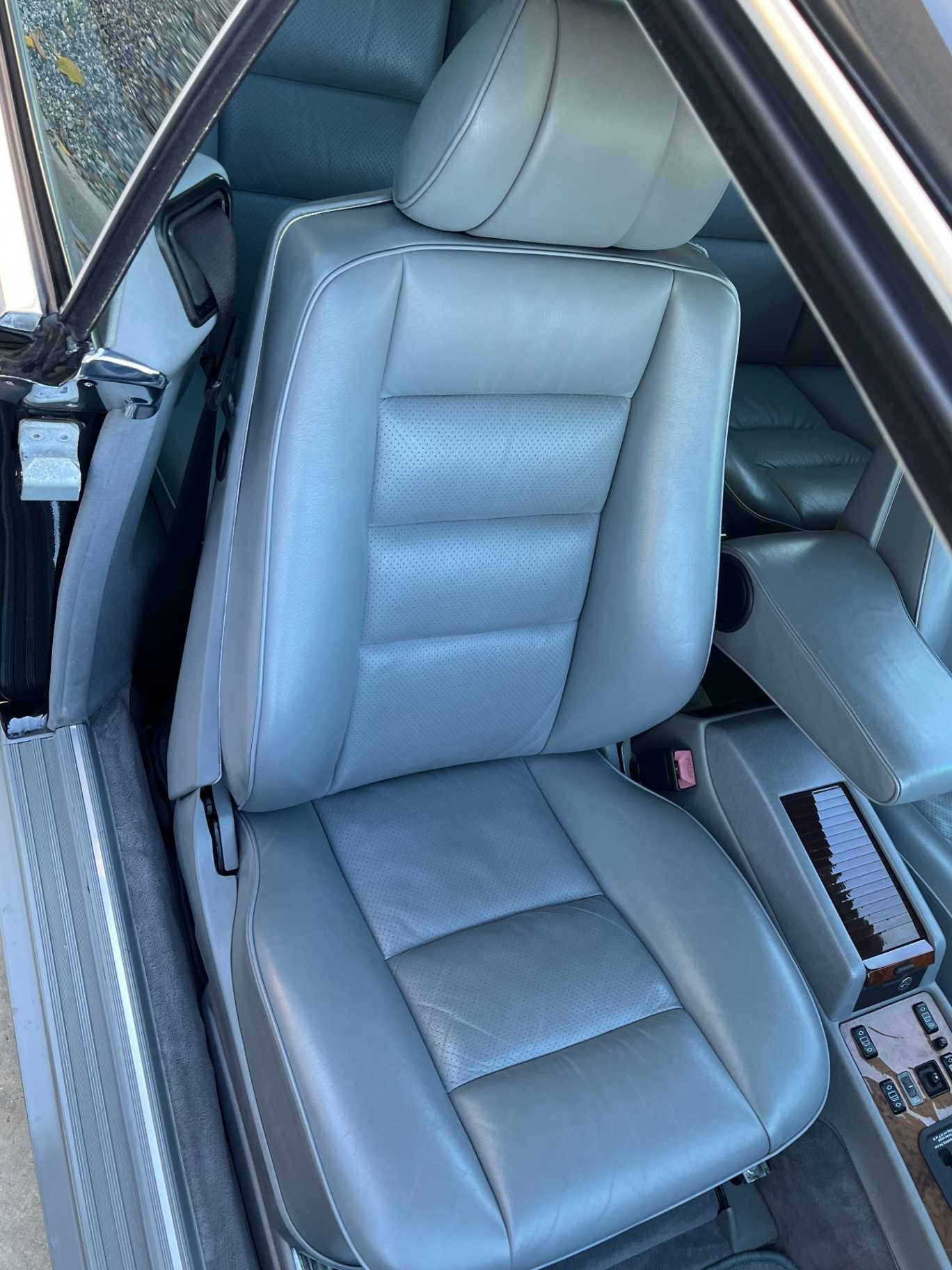 Mercedes-Benz 560-Class Image 47