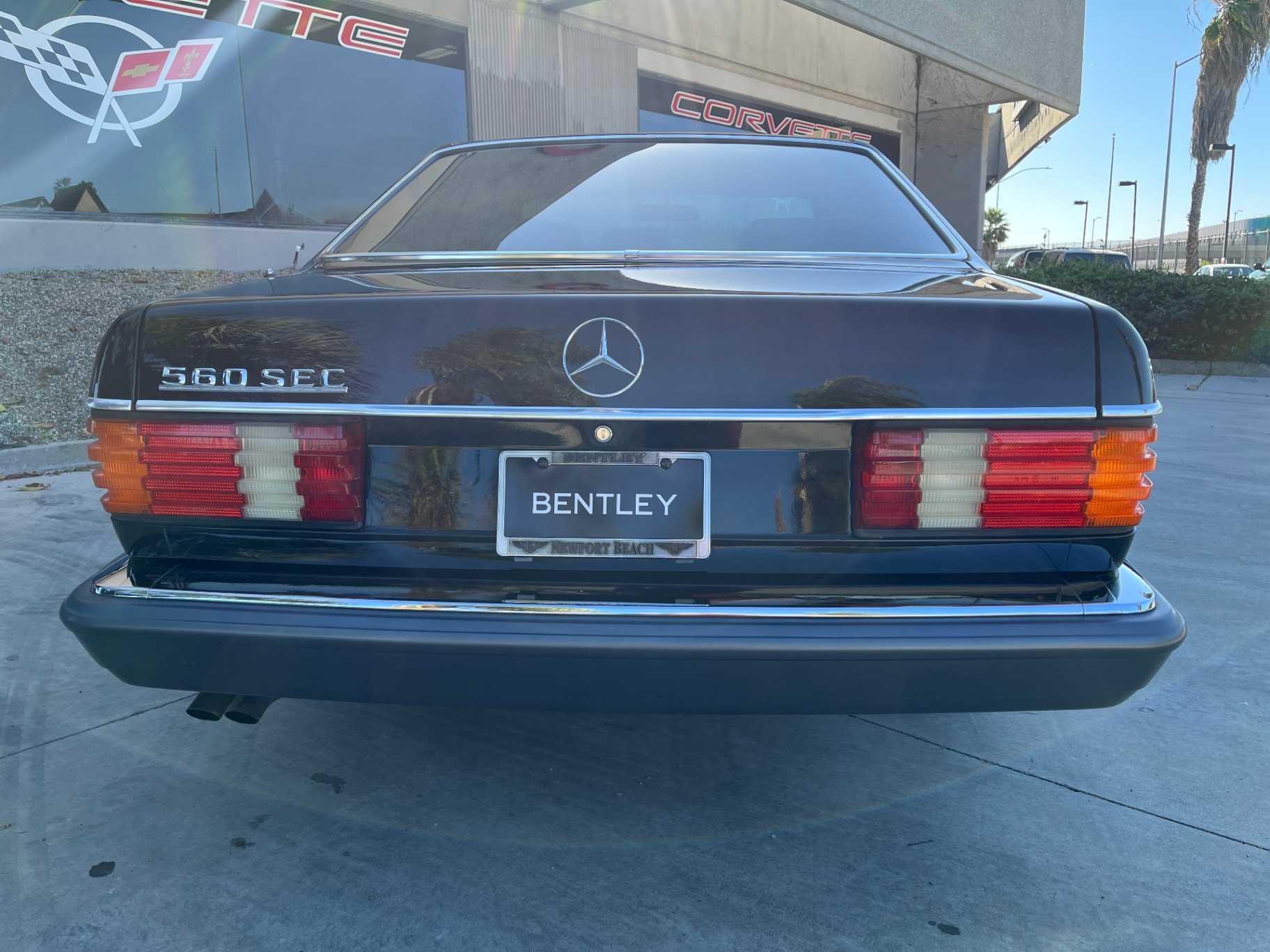 Mercedes-Benz 560-Class Image 4