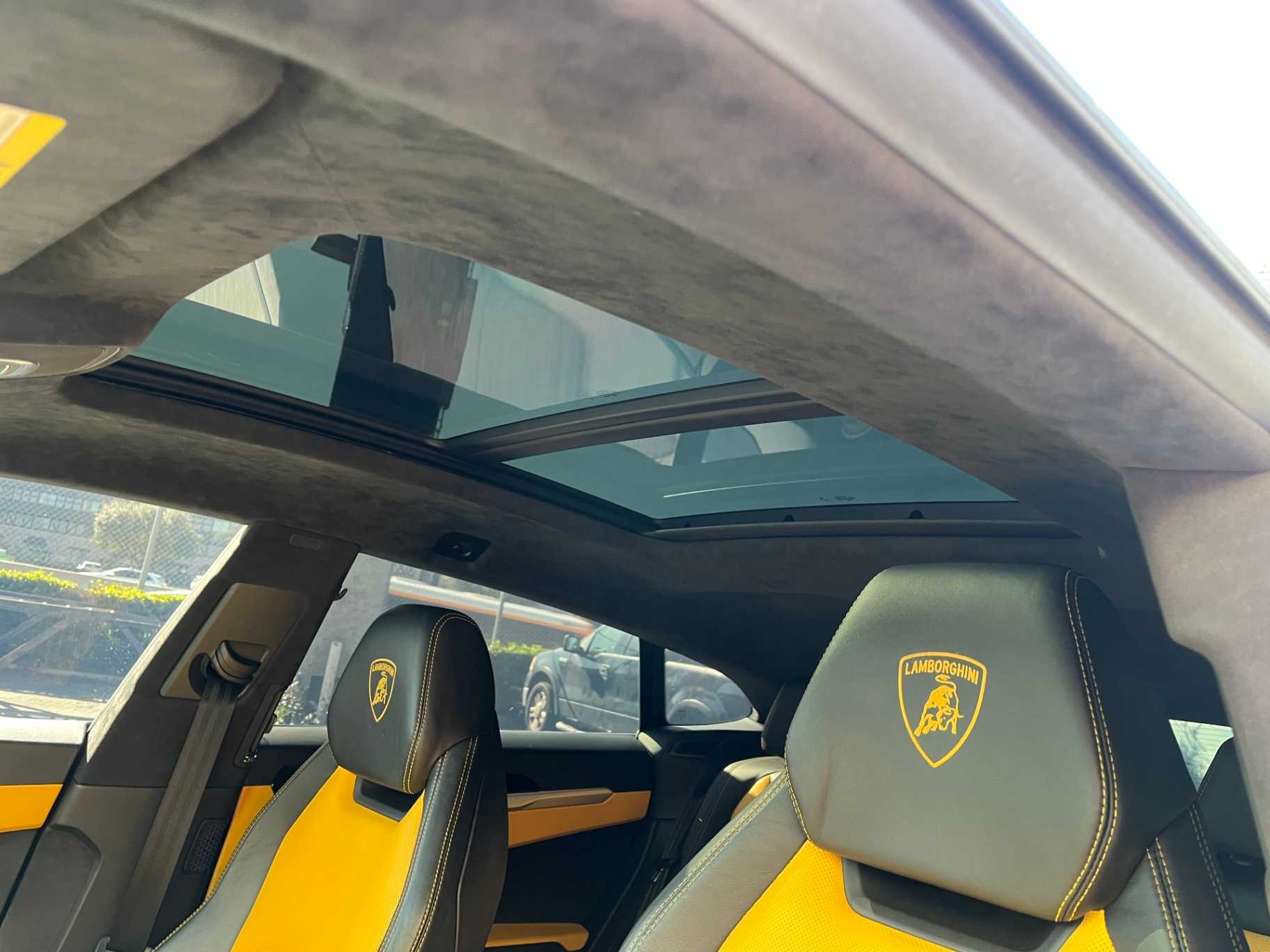 Lamborghini Urus Image 24