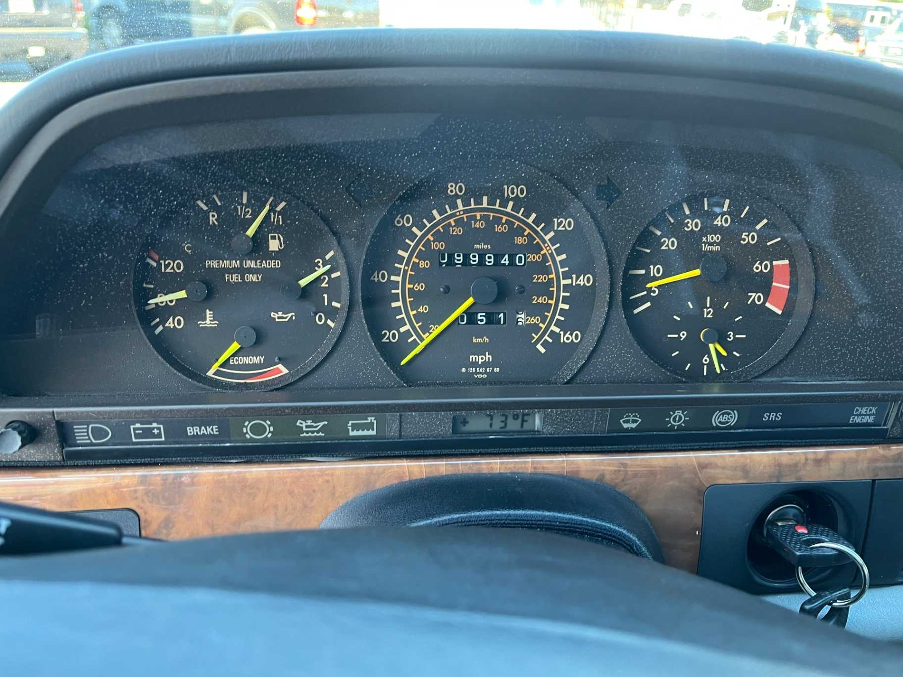 Mercedes-Benz 560-Class Image 21