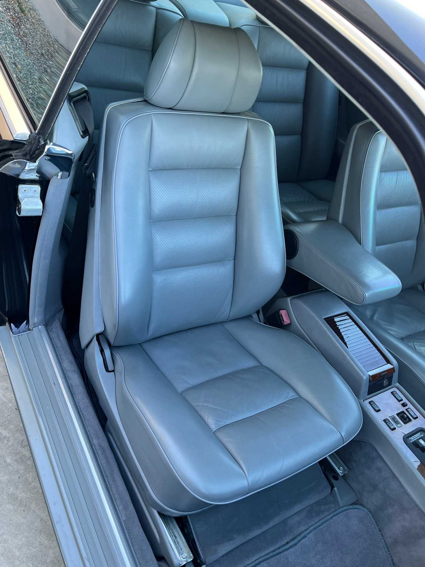 Mercedes-Benz 560-Class Image 41