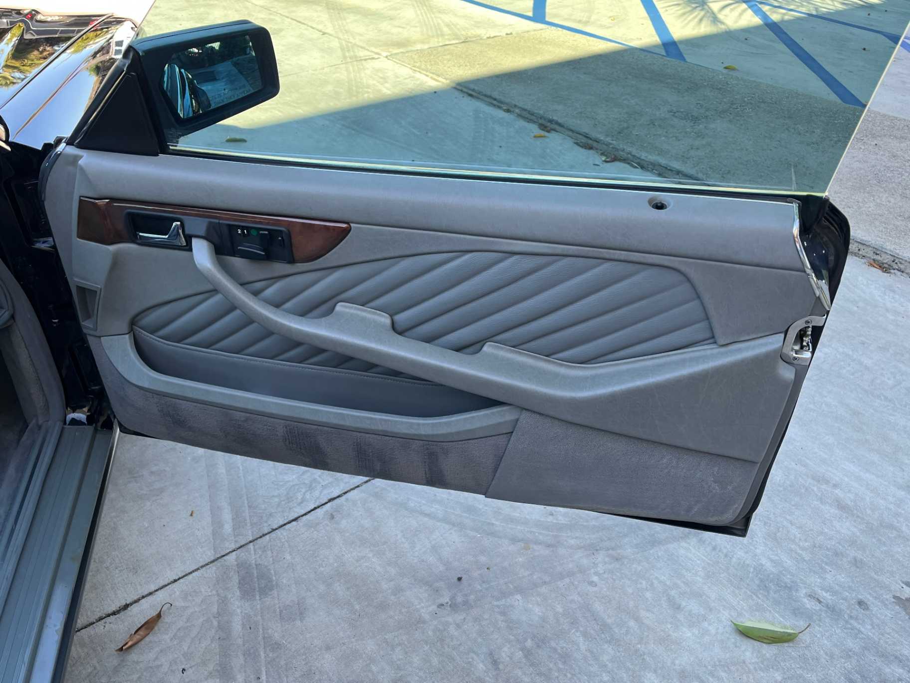 Mercedes-Benz 560-Class Image 42