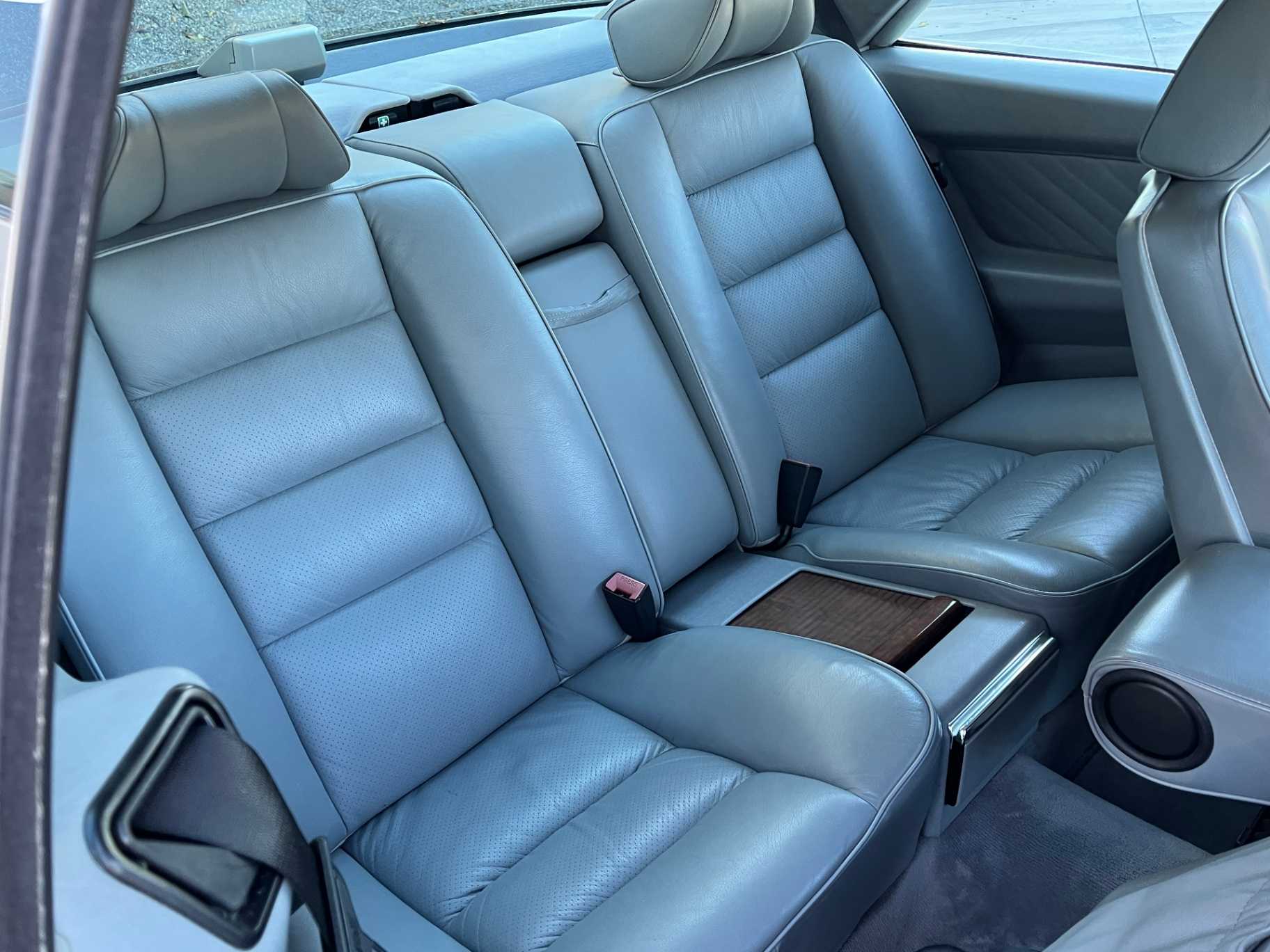 Mercedes-Benz 560-Class Image 43