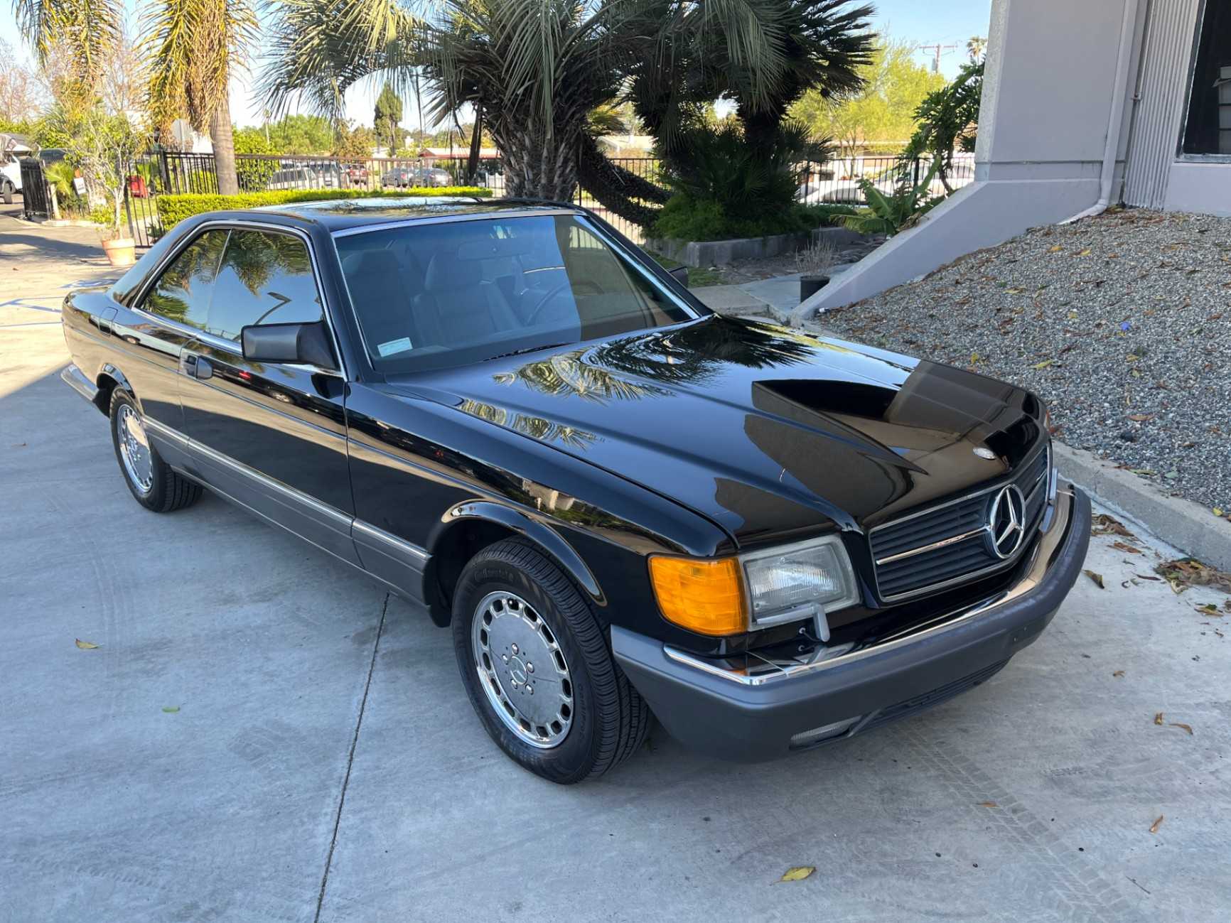 Mercedes-Benz 560-Class Image 11