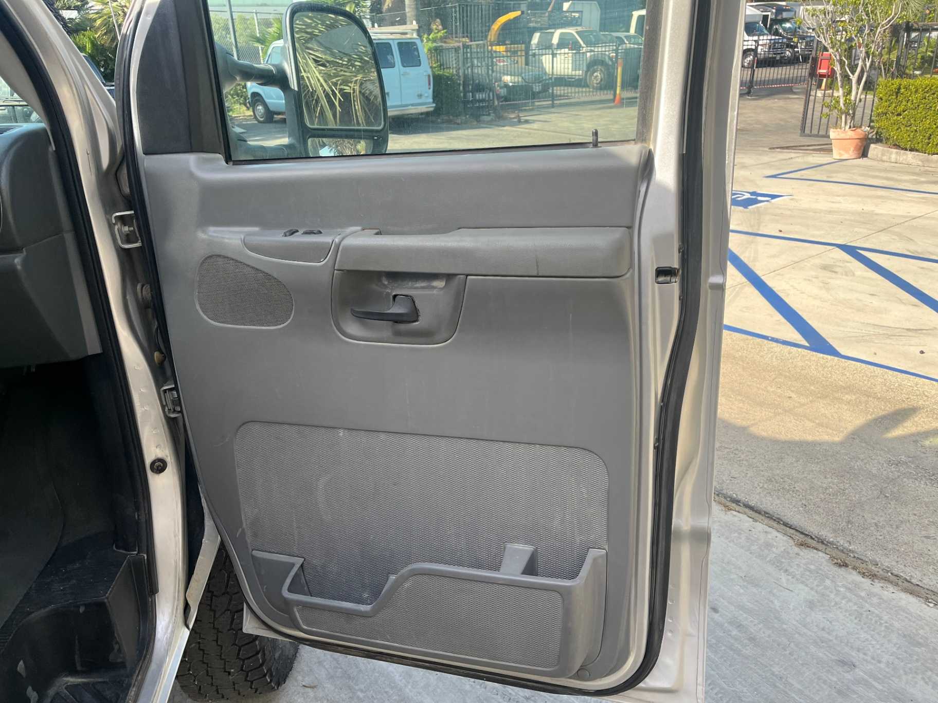 Ford E-Series Image 26