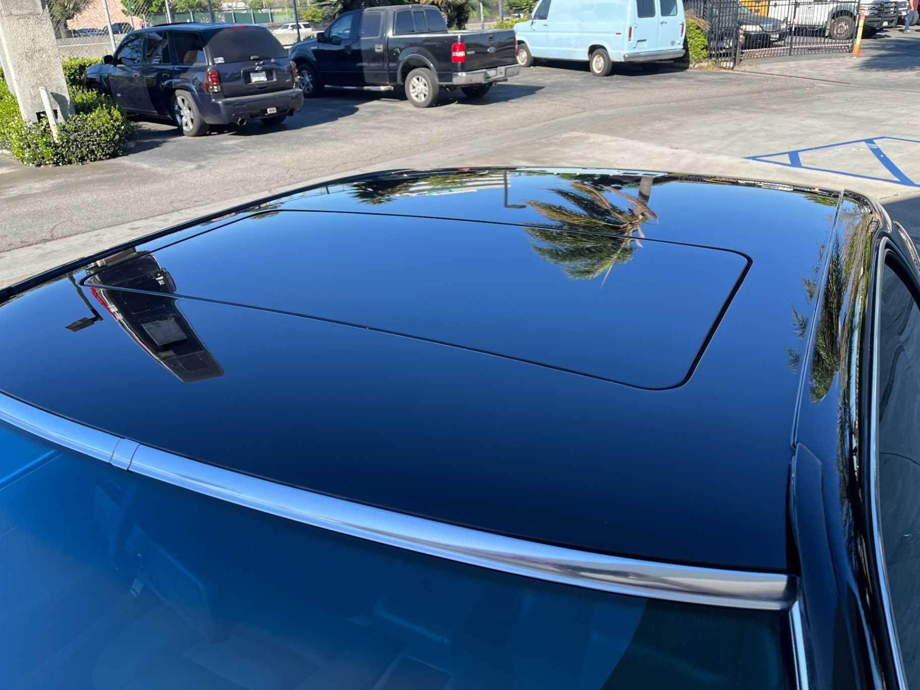 Mercedes-Benz 560-Class Image 14